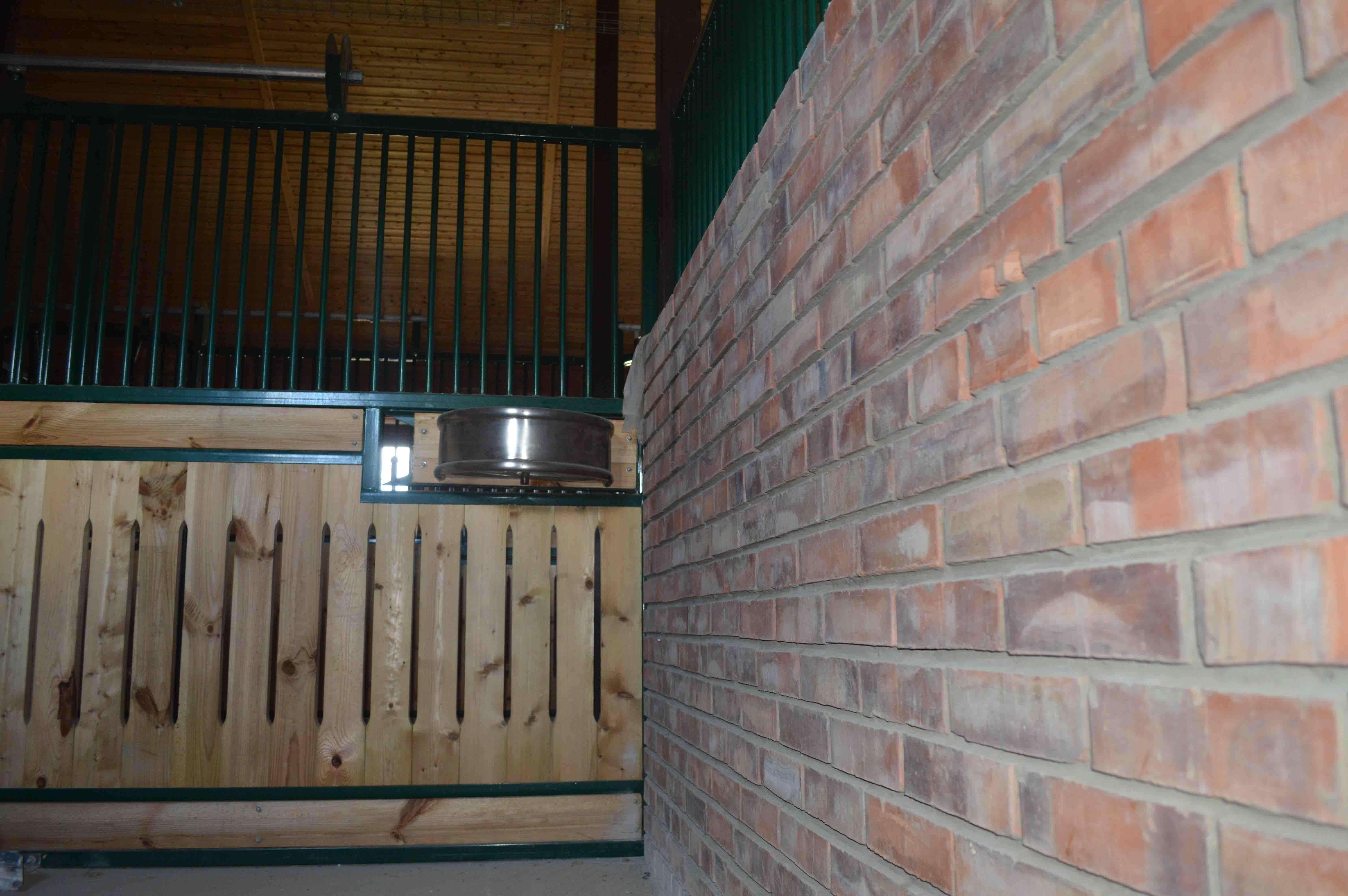 Конюшня из Энгельсского кирпича